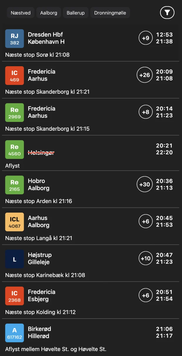 Liste med forsinkede og aflyste tog, hver med forsinkelse i minutter, planlagt og forventet tid, og næste stop