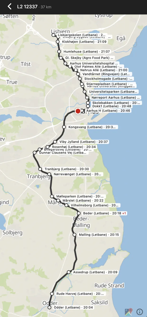 Fuldskærmskort over letbane L2's rute fra Odder til Lisbjerg med alle stop, tider og togets position markeret med en rød prik